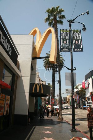 Téléchargez les photos : Hollywood, Californie États-Unis - 12 mai 2023 : Mc Donald's Restaurant à Hollywood Californie. McDonald's Restaurant Fast Food Chain. Les gens du monde entier aiment manger de la nourriture provenant des restaurants McDonalds. - en image libre de droit