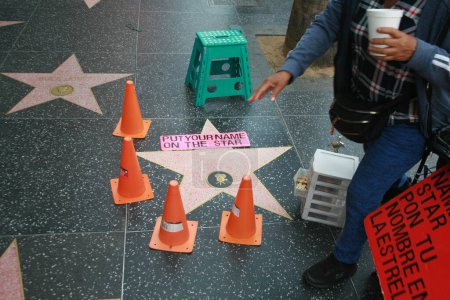 Foto de Hollywood, California, EE.UU. - 12 de mayo de 2023: Pon tu nombre en una estrella en el Paseo de la Fama de Hollywood. Los vendedores cobran una tarifa por poner su nombre en una estrella en blanco en el Paseo de la Fama de Hollywood. Diversión turística. - Imagen libre de derechos