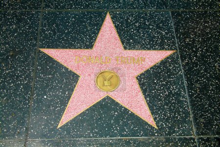 Téléchargez les photos : Hollywood, Californie États-Unis - 12 mai 2023 : L'étoile du président américain Donald Trump sur Hollywood Walk of Fame le 12 mai 2013 à Hollywood, Californie. Cette étoile est située sur Hollywood Blvd. - en image libre de droit
