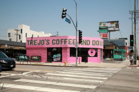 Téléchargez les photos : Hollywood, Californie États-Unis - 12 mai 2023 : TREJO'S Coffee and Donuts. Le Donut and Coffee shop de l'acteur Danny Trejo à Hollywood en Californie. Un café et un beignet de l'acteur américano-mexicain Danny Trejo. - en image libre de droit