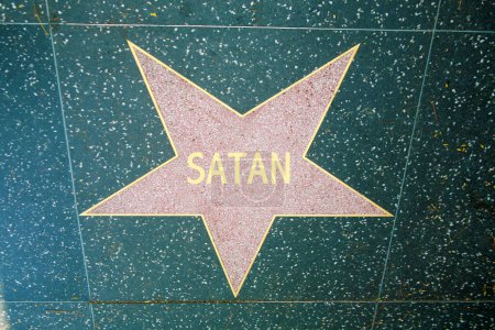 Téléchargez les photos : Hollywood, Californie États-Unis - 12 mai 2023 : Upside Down Hollywood Style Walk of Fame Star avec le nom de SATAN en or. Satan alias le diable ou Beelzebub veut gouverner le monde et le divertissement. - en image libre de droit
