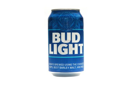 Foto de Lake Forest, California - Estados Unidos - 29 de abril de 2023: Bud Light. Lata de aluminio de Bud Light. Un boicot fue estimulado por un patrocinio que la compañía hizo con Dylan Mulvaney, un activista transgénero. - Imagen libre de derechos