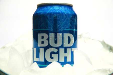 Téléchargez les photos : Lake Forest, Californie - États-Unis - 29 avril 2023 : Bud Light. Canette en aluminium de Bud Light. Un boycott a été motivé par un parrainage que l'entreprise a fait avec Dylan Mulvaney un militant transgenre. - en image libre de droit