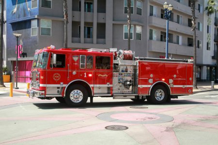 Téléchargez les photos : Long Beach - Californie - États-Unis - 19 avril 2023 : Urgence médicale. Long Beach California Fire Truck arrive à une urgence médicale pour aider au besoin. Les services d'incendie répondent aux urgences au besoin. - en image libre de droit
