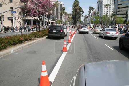 Téléchargez les photos : Long Beach, Californie - États-Unis - 16 avril 2023 : embouteillage à Long Beach Californie. Les voitures bloquant une intersection après le feu de circulation opposé sont devenues vertes. Les gens qui conduisent des voitures. - en image libre de droit