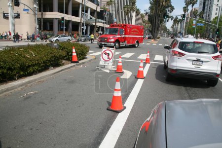 Téléchargez les photos : Long Beach, Californie - États-Unis - 16 avril 2023 : embouteillage à Long Beach Californie. Les voitures bloquant une intersection après le feu de circulation opposé sont devenues vertes. Les gens qui conduisent des voitures. - en image libre de droit