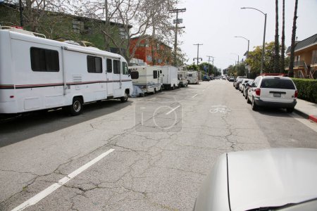 Foto de Venice, California - USA - 3-18-2023: Homeless Encampment in Venice, California. Campamentos para personas sin hogar en RV 's Homeless People en Los Ángeles California. Aproximadamente 60.000 personas pueden ser encontradas sin hogar. - Imagen libre de derechos