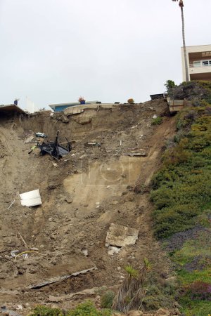 Téléchargez les photos : San Clemente, Californie - États-Unis - 17-03-2023 : Trois immeubles d'appartements au sommet d'une falaise et une maison à San Clemente ont été marqués au rouge et évacués mercredi quand une glissade de terrain s'est développée sous les propriétés. - en image libre de droit