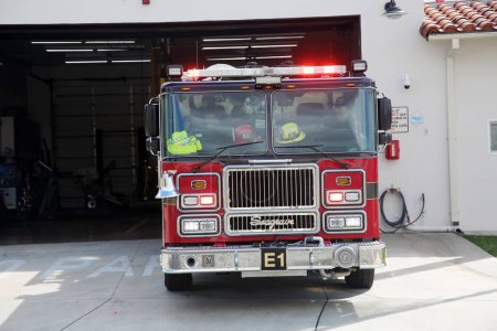 Foto de Placentia, California - Estados Unidos - 3-8-2023: Estación de bomberos y camión de bomberos en el casco antiguo de Placentia. - Imagen libre de derechos