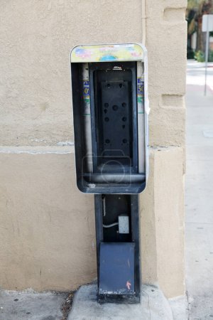 Téléchargez les photos : Placentia, Californie - États-Unis - 8 mars 2023 : Téléphone public. Téléphone payant cassé et invalide. Les téléphones payants étaient populaires et utilisés partout. Les téléphones cellulaires sont maintenant utilisés par tout le monde à la place. - en image libre de droit