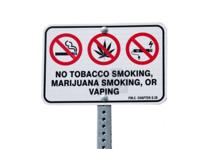 Foto de Placentia, California - Estados Unidos - 3-8-2023: No Smoking Sign. No fumar tabaco. No fumes marihuana. Nada de aspirar. Fumar tabaco, aspirar o drogas Signo prohibido. - Imagen libre de derechos