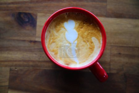 Téléchargez les photos : Latte. tasse de café latte art. Cappuccino ou latte avec mousse mousseuse, tasse de café rouge. Vue du dessus gros plan. - en image libre de droit