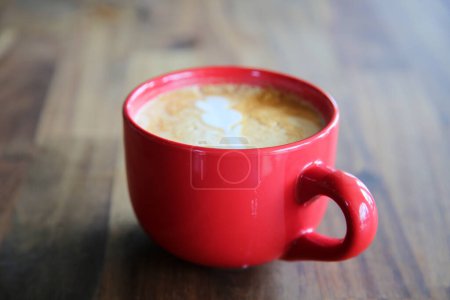 Foto de Latte. taza de café arte latte. Capuchino o latte con espuma espumosa, taza de café rojo. Vista superior primer plano. - Imagen libre de derechos