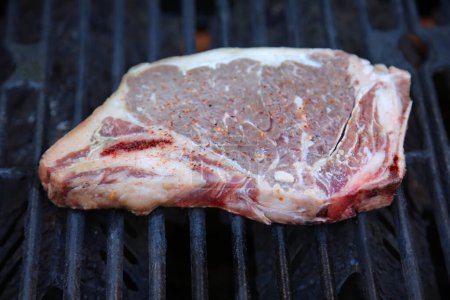 Téléchargez les photos : Un steak. Steak cru. Steak cru de coupe épaisse. De la place pour le texte. Viande pour le barbecue. - en image libre de droit