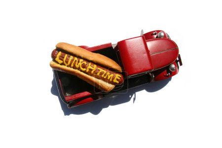 Foto de Hotdog con el texto escrito en mostaza amarilla. Perros calientes para el almuerzo. Aislado sobre blanco. Hotdog en un camión rojo. - Imagen libre de derechos