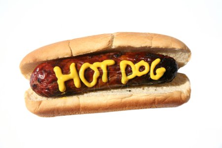 Téléchargez les photos : Hotdog avec texte écrit en moutarde jaune. Hotdogs pour le déjeuner. Isolé sur blanc. Salle de texte. - en image libre de droit