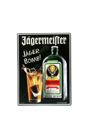 Téléchargez les photos : Lake Forest, Californie - États-Unis - 5 juillet 2023 : Signer. Jgermeister, un digestif allemand fabriqué à partir de 56 herbes et épices, le produit phare de Mast-Jgermeister SE basé à Wolfenbttel, Allemagne. - en image libre de droit