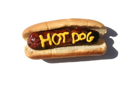 Téléchargez les photos : Hotdog avec les mots HOT DOG écrit en moutarde jaune. Hotdogs pour le déjeuner. Isolé sur blanc. - en image libre de droit