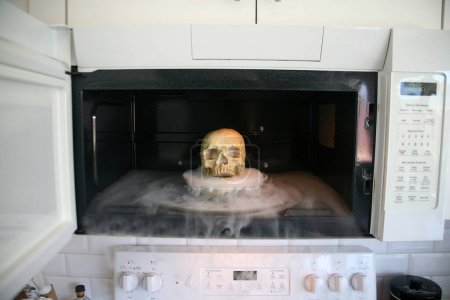 Téléchargez les photos : Crâne humain. Crâne humain effrayant en fumée. Crâne humain maléfique. Halloween. Crâne effrayant. Faucheuse triste. - en image libre de droit