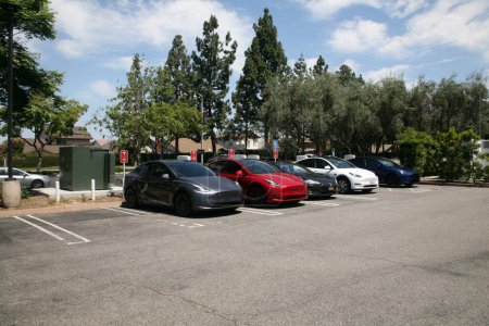 Téléchargez les photos : Irvine, Californie - États-Unis - 1er juin 2023 : Tesla Electric Vehicle Charging Station. Superchargeurs peuvent ajouter jusqu'à 200 miles de portée en seulement 15 minutes. Puisque la charge au-dessus de 80 pour cent est rarement nécessaire - en image libre de droit