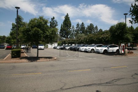 Foto de Irvine, California - Estados Unidos - 1 de junio de 2023: Tesla Electric Vehicle Charging Station. Los sobrealimentadores pueden sumar hasta 200 millas de alcance en solo 15 minutos. Dado que la carga por encima del 80 por ciento rara vez es necesario - Imagen libre de derechos
