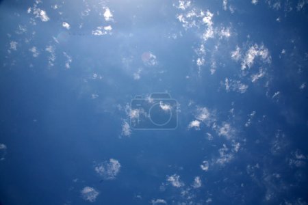 Téléchargez les photos : Belle vue sur le ciel avec des nuages - en image libre de droit