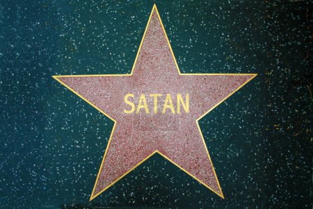 Téléchargez les photos : Hollywood, Californie États-Unis - 12 mai 2023 : Upside Down Hollywood Style Walk of Fame Star avec le nom de SATAN en or. Satan alias le diable ou Beelzebub veut gouverner le monde et le divertissement. - en image libre de droit