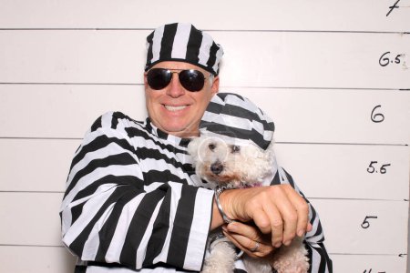 Foto de Un hombre y su perro arrestados en la estación de reserva en prisión - Imagen libre de derechos