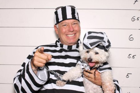 Foto de Un hombre y su perro arrestados en la estación de reserva en prisión - Imagen libre de derechos