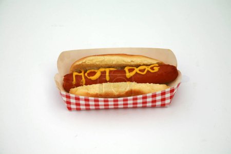 Foto de Hot dog con salchicha y mostaza aislada sobre blanco - Imagen libre de derechos