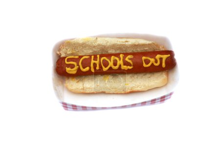 Foto de Hot dog con salchicha, mostaza escrito texto escuelas fuera - Imagen libre de derechos