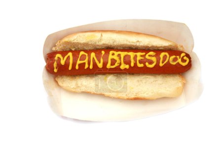 Foto de Hot dog con salchicha y mostaza texto hombre muerde un perro - Imagen libre de derechos