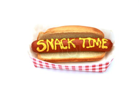 Foto de Comida americana. hot dog con salchicha y mostaza snack de texto - Imagen libre de derechos