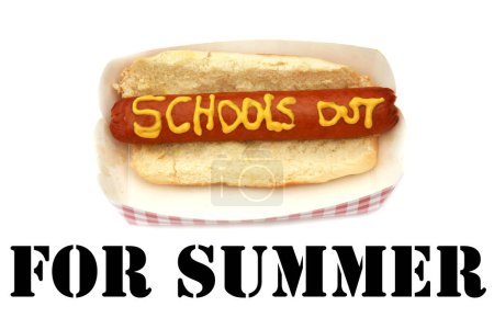 Foto de Hot dog con salchicha, mostaza escrito texto escuelas fuera - Imagen libre de derechos