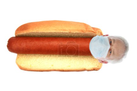Téléchargez les photos : Hot dog avec saucisse et tête de vieil homme portant un masque médical - en image libre de droit