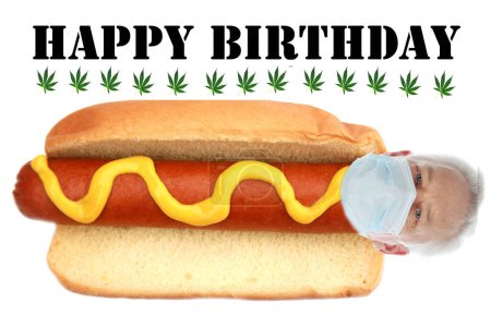 Téléchargez les photos : Hot dog avec saucisse et tête de vieil homme portant un masque médical, texte Joyeux anniversaire et feuilles de mauvaises herbes vertes - en image libre de droit