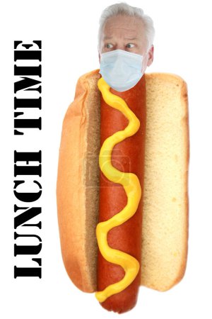 Foto de Hot dog con salchicha y cabeza de anciano con máscara médica. Texto Hora del almuerzo - Imagen libre de derechos