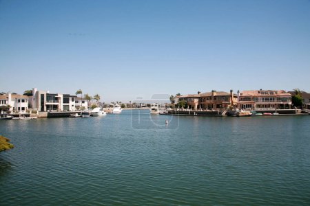 Téléchargez les photos : Huntington Harbor, Californie - États-Unis - 4 août 2023 : Yachts privés et bateaux à Huntington Harbor, Californie. Navires océaniques de différentes tailles et formes devant les maisons au bord de l'océan en Californie. - en image libre de droit