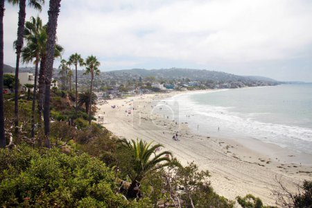 Téléchargez les photos : Laguna Beach, Californie. Main Beach. Vue de la célèbre plage principale de Laguna vue du belvédère au-dessus et au sud-ouest. - en image libre de droit