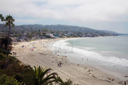 Téléchargez les photos : Laguna Beach, Californie. Main Beach. Vue de la célèbre plage principale de Laguna vue du belvédère au-dessus et au sud-ouest. - en image libre de droit