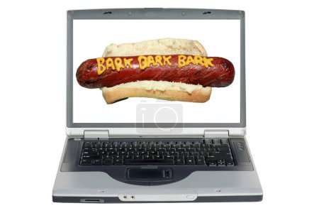 Téléchargez les photos : Ordinateur portable avec un hot dog avec slogan écrit en moutarde jaune "Bark Bark Bark" - en image libre de droit