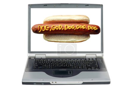 Foto de Ordenador portátil con un perro caliente con eslogan escrito en mostaza amarilla "Perro, Dios, Perro, Dios, Perro" - Imagen libre de derechos