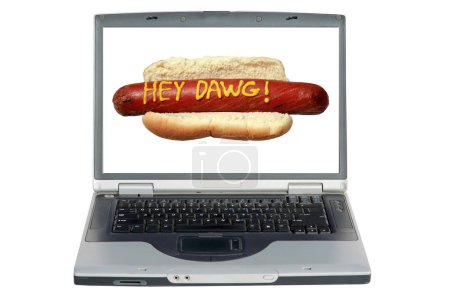 Téléchargez les photos : Ordinateur portable avec un hot dog avec slogan écrit en moutarde jaune "Hey dawg" - en image libre de droit