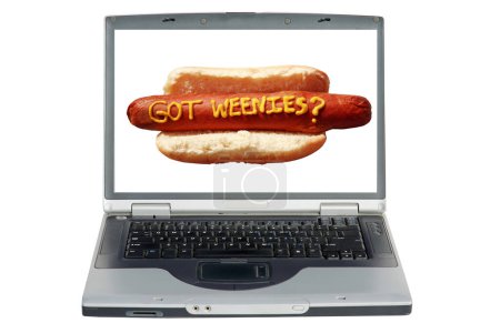 Téléchargez les photos : Ordinateur portable avec un hot dog avec slogan écrit en moutarde jaune "Got weenies?" - en image libre de droit