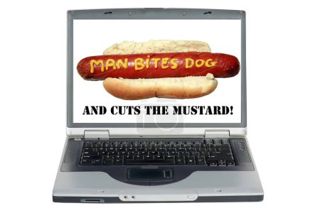 Téléchargez les photos : Ordinateur portable avec un hot dog avec slogan écrit en moutarde jaune "Homme mord chien et coupe la moutarde!" - en image libre de droit