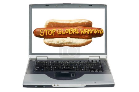 Téléchargez les photos : Ordinateur portable avec un hot dog avec slogan écrit en moutarde jaune "arrêter le réchauffement climatique" - en image libre de droit