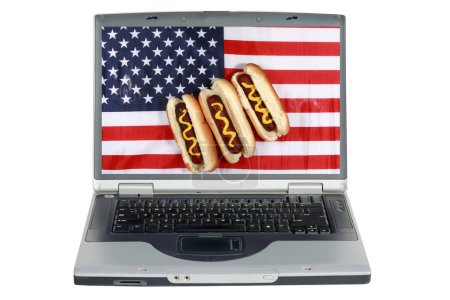 Foto de Ordenador portátil con un Classic American Hot Dogs en una bandera americana. Celebración del Cuatro de Julio con Hot Dogs - Imagen libre de derechos