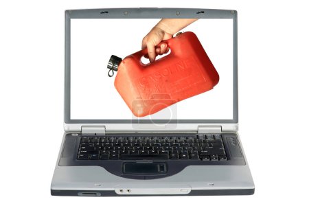 Téléchargez les photos : Ordinateur portable avec un homme caucasien tient un GAZ rouge en plastique CAN isolé sur fond blanc - en image libre de droit