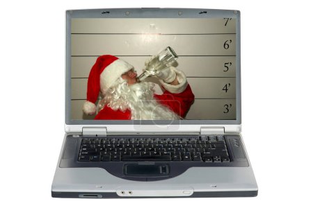 Téléchargez les photos : Un ordinateur portable avec un Père Noël est en état d'arrestation et sa photo est prise. Saint Nick DUI. Père Noël boire au travail - en image libre de droit