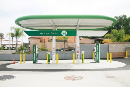 Foto de La Mirada, California, EE.UU. - 15 de agosto de 2023: Gasolinera de hidrógeno. Bomba de combustible de hidrógeno para automóviles que funcionan con pilas de combustible de hidrógeno sin contaminación. Estación de servicio de hidrógeno. - Imagen libre de derechos